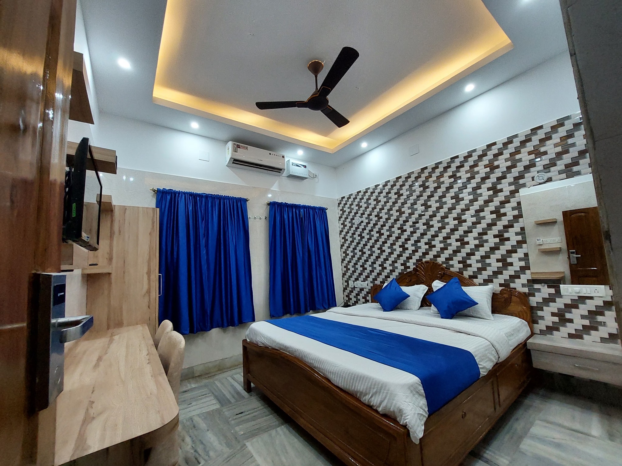 Nagashree Lodge spacious room